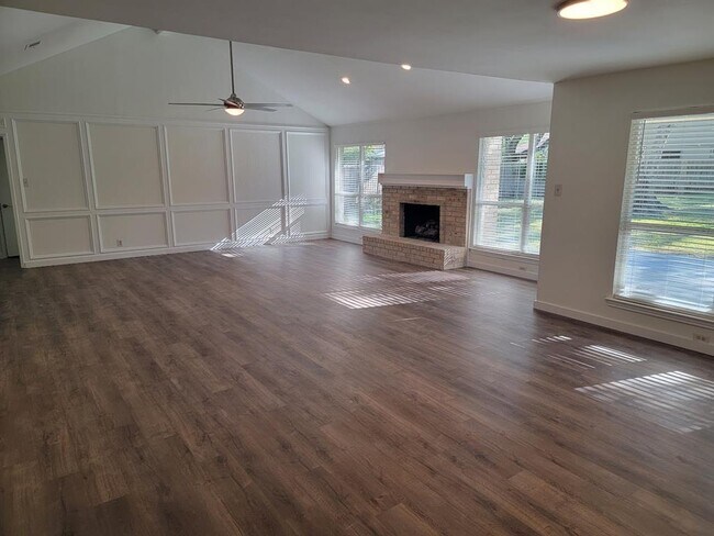 Building Photo - 10403 Pinehurst Dr