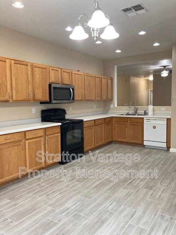 Building Photo - 1017 S Clancy Cir
