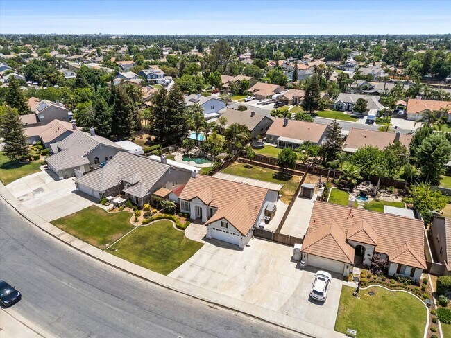 Building Photo - 10303 Roehampton Ave