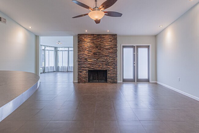 Building Photo - Modern Design 3 Bedroom 2 Bath, 2 car Gara...