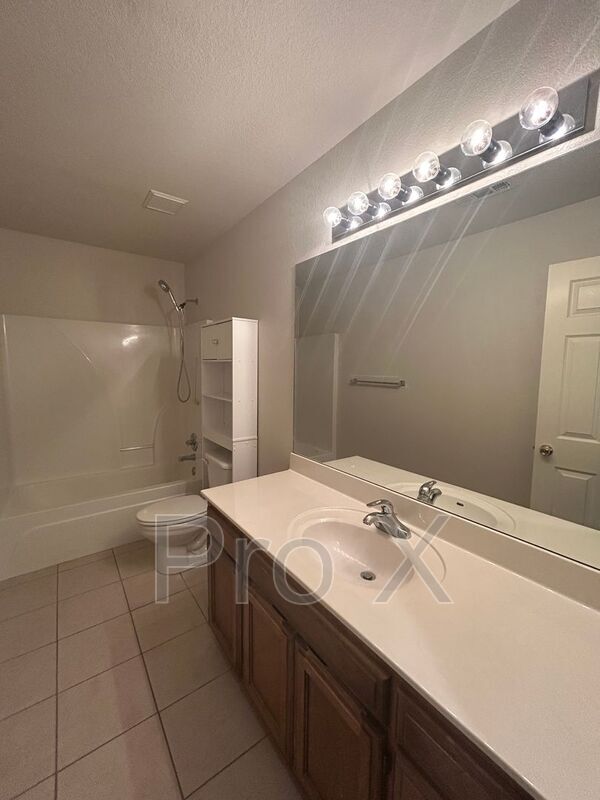 Building Photo - 3005 SW Amberwood Ave