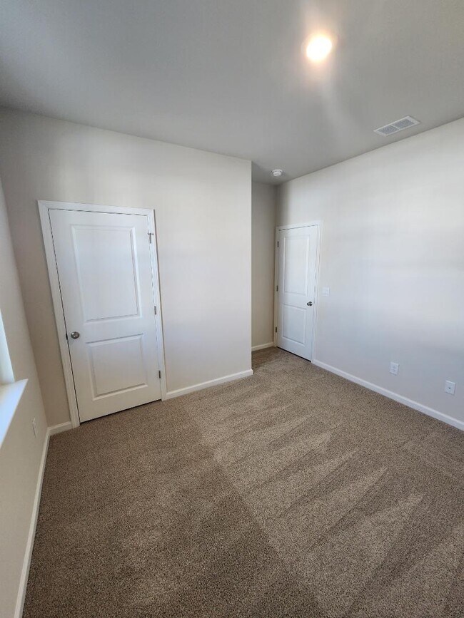 Building Photo - 227 Londonshire Dr