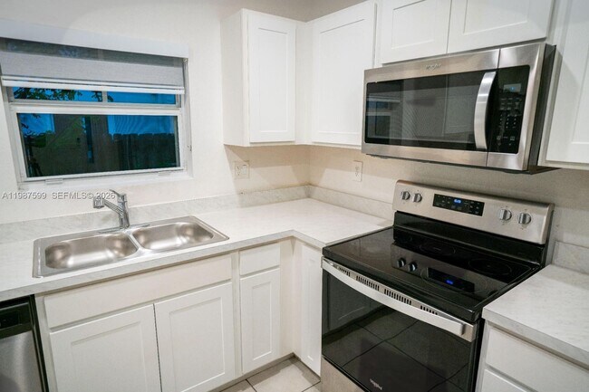 Building Photo - 137 NE 3rd St