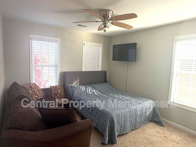 Building Photo - 316 Meadowpark Ln