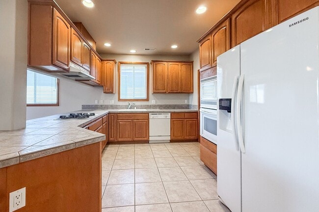 Building Photo - Beautiful 4-Bedroom Townhome in South Richland