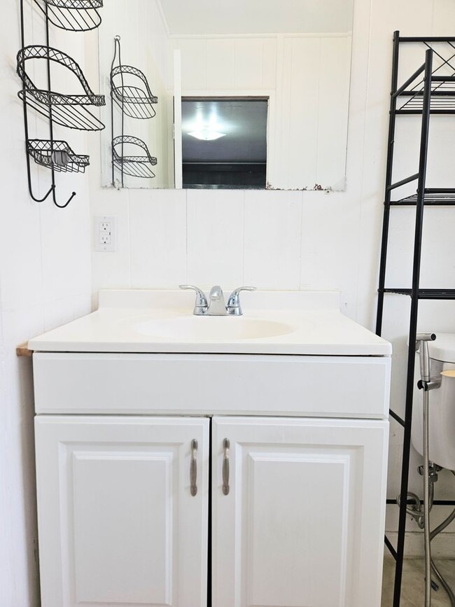 Building Photo - Lower Nuuanu 3 Bedroom 1.5 Bathroom Quiet ...