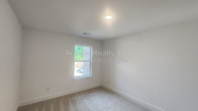 Building Photo - 450 Laurelwood Ln