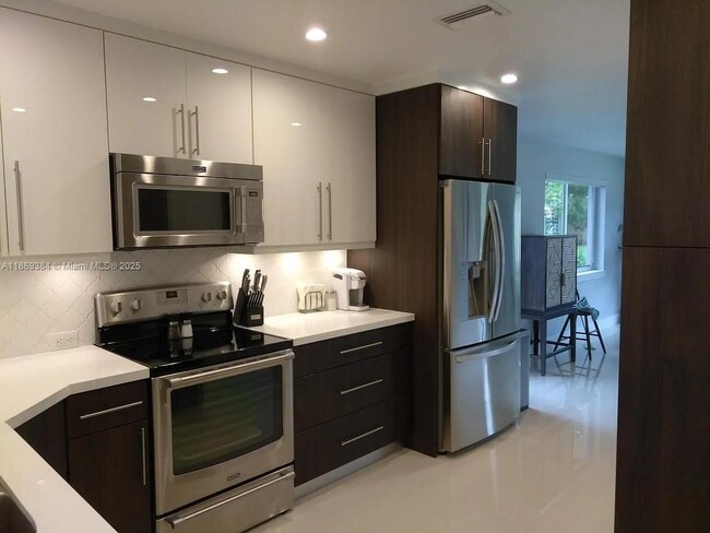 Building Photo - 14830 Miami Lakeway S