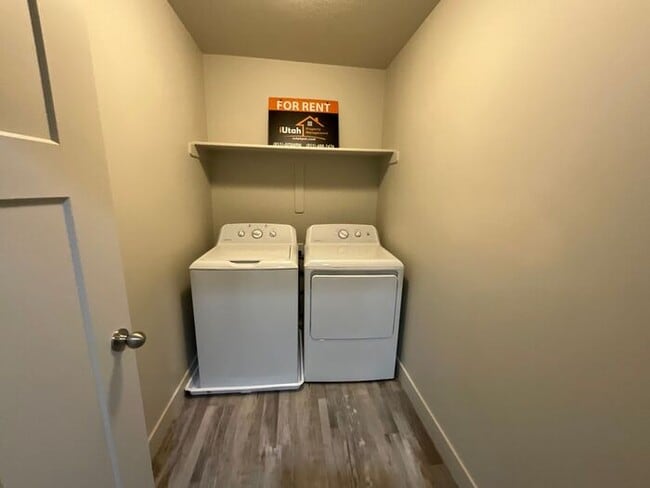 Building Photo - 2 bedroom 2 1/2 bath townhouse