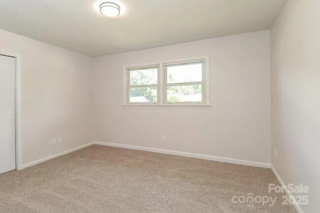 Building Photo - 2366 Old Field Rd