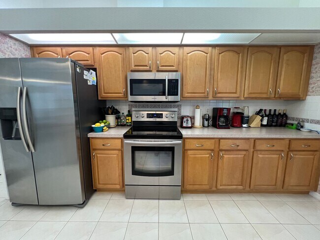 Building Photo - FURNISHED SHORT TERM RENTAL - 3 Bed / 2 Ba...