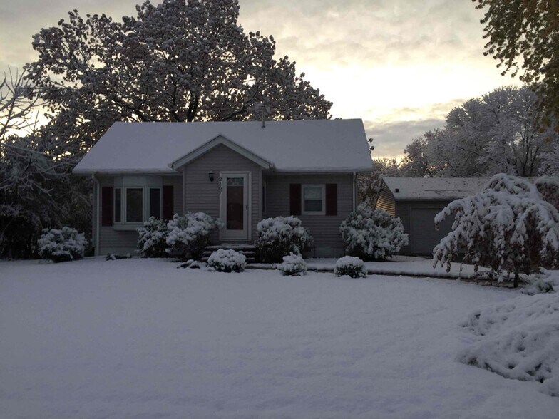 Building Photo - 2167 Hilltop Dr