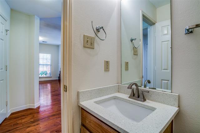 Building Photo - 824 Woodlake Dr