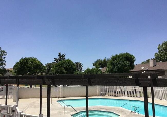Building Photo - Townhouse near Loma Linda University