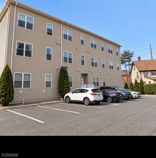 Building Photo - 92 Willow St