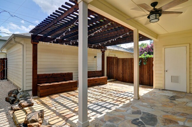 Building Photo - Monticello Townhome