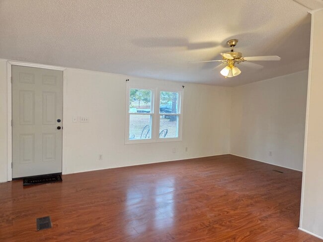 Building Photo - 3 bedroom mobile home in Iron Station