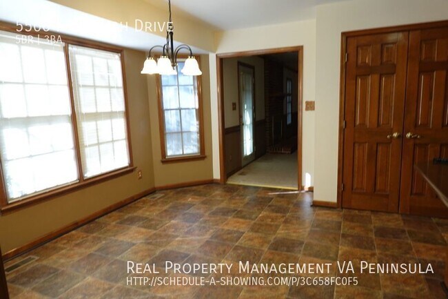 Building Photo - Spacious 5 bedrooms house in Rolling Woods...