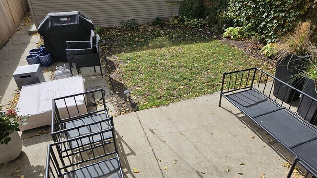 Building Photo - 1527 W Wellington Ave