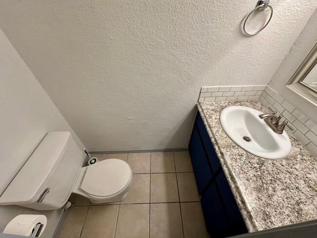 Building Photo - 2 Bedroom Condo Walking Distance to Baylor...