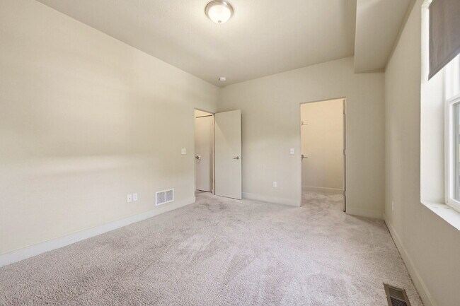 Building Photo - $2,595.95- 3 Bed, 3 Bath Townhome in Aurora with Central AC and In Unit Laundry!