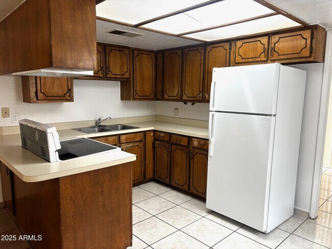 Building Photo - 2135 Hohokam Dr