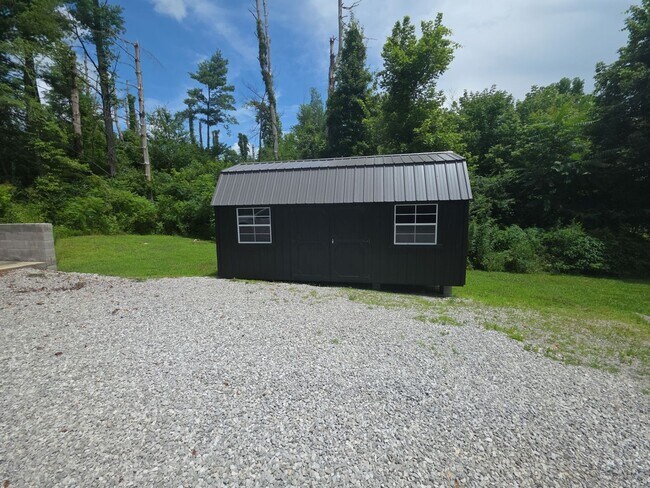 Building Photo - 3 Bedroom House in Sparta