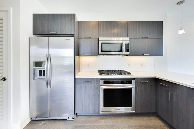 Building Photo - Gorgeous 2 bed + 1 Bath with a VIEW!