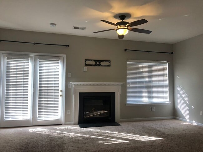 Building Photo - MOVE-IN READY!