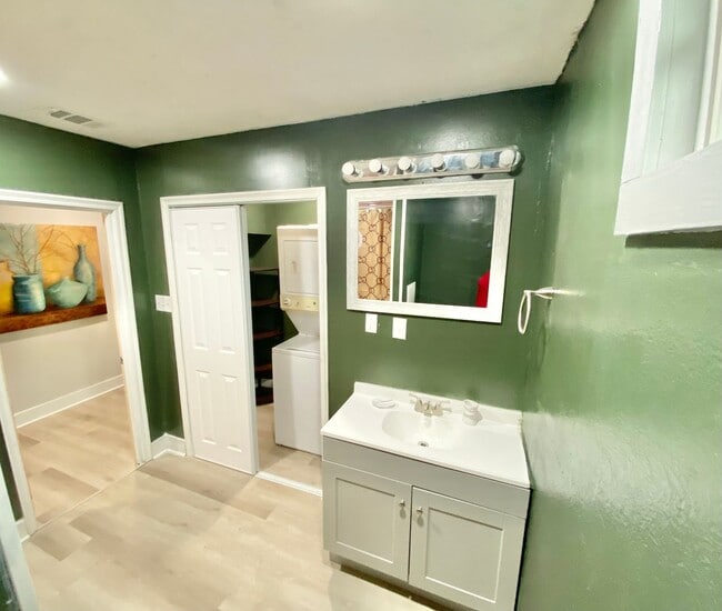 Building Photo - 3BR/1BA Home-Sweet-Home