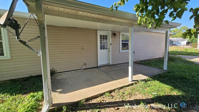 Building Photo - 3 bed 1 bath in Northbook on corner of Lor...