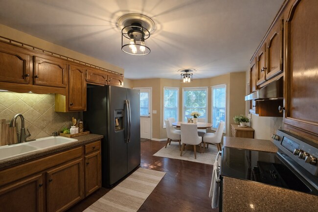 Building Photo - MOVE-IN SPECIAL!! $250 OFF First Month
