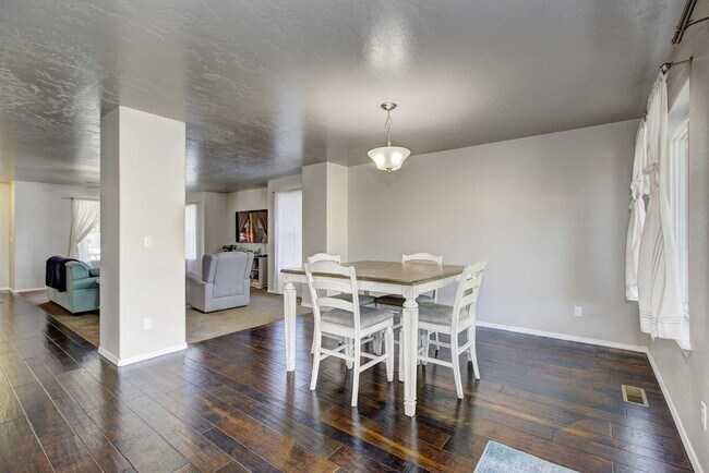 Building Photo - Beautiful 6 bed 2.5 bath home located in t...