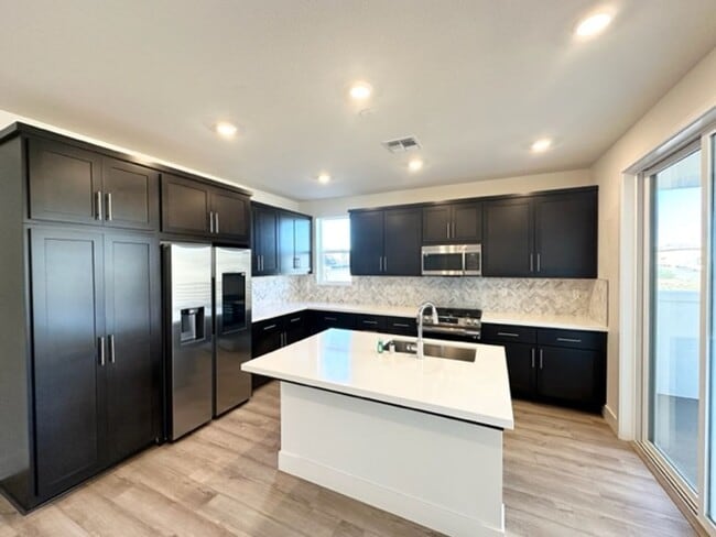 Building Photo - Boulevards End Unit Townhouse, 3 Bed / 2.5 Bath, Amenities, Close to 580 - This is a 3-6 month sh...