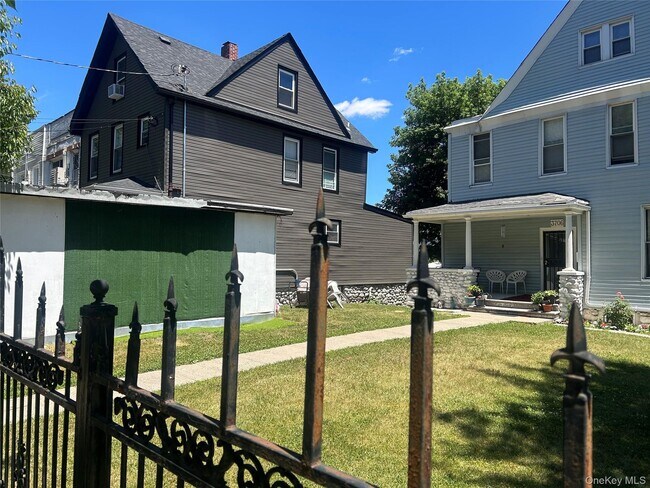 Building Photo - 3708 Dyre Ave