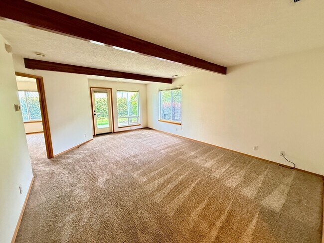 Building Photo - Large 980sq. 1 bedroom apartment with attached garage plus 1 parking space
