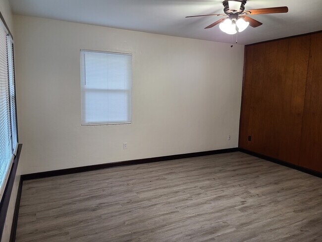 Building Photo - 305 Woodview Ave