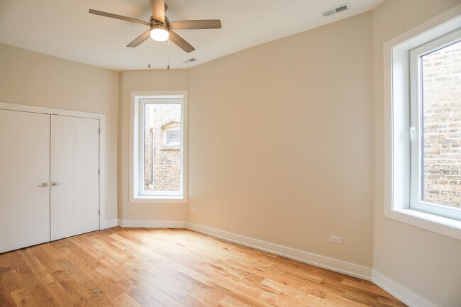 Building Photo - 2230 W Wilson Ave