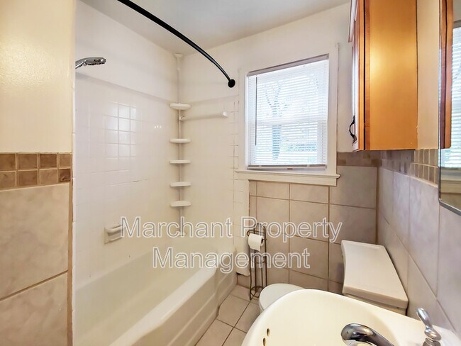 Building Photo - 8 E Circle Ave