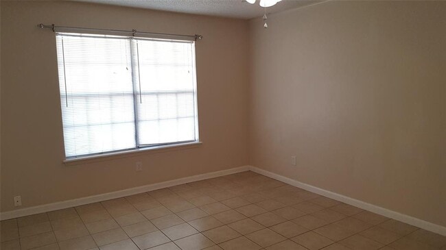 Building Photo - 831 Russell Cir