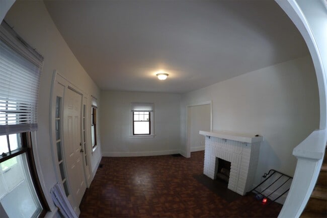 Building Photo - 915 Woodstock Ave