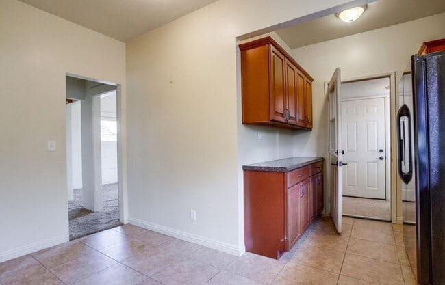 Building Photo - 6826 Hollenbeck St