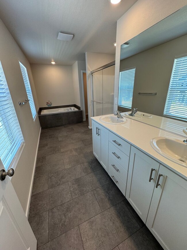 Building Photo - 5 bedroom House in Northeast Salem!