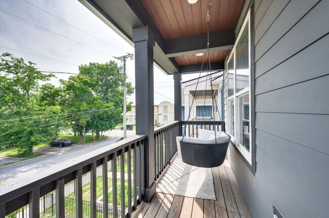 Building Photo - Stunning 3BE/3BA in one of Nashville's hot...