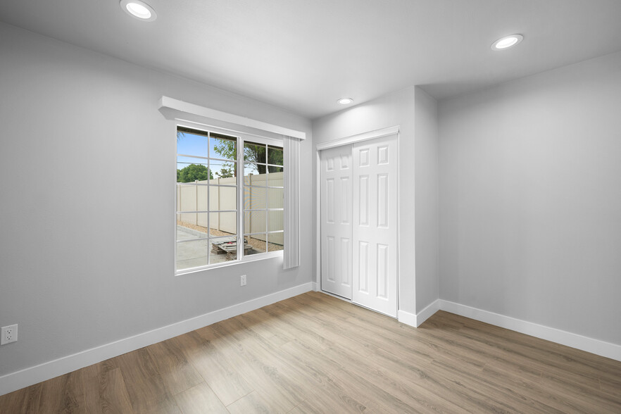 Building Photo - 16132 Chatsworth St