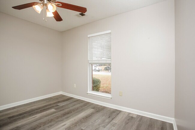 Building Photo - 7832 Sarah Ann Dr S