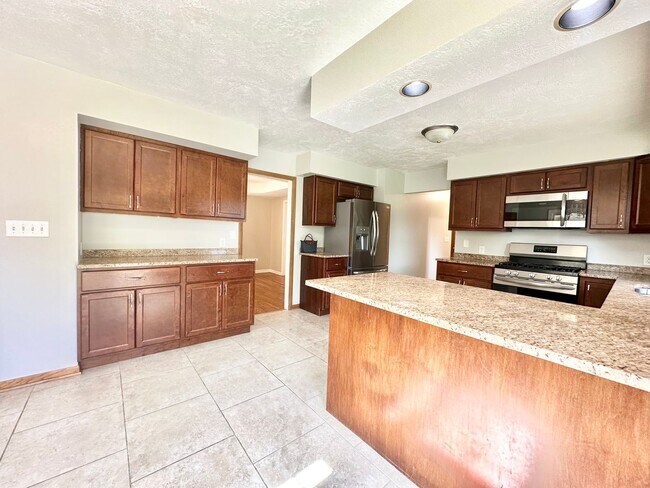 Building Photo - Desirable Mequon Home in Heart of Ville du...