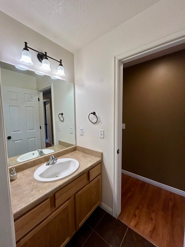 Building Photo - Bright 3-Bed, 2-Bath Condo with Mountain Views & Community Amenities