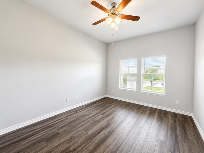 Building Photo - Available for Move-in June 10th!