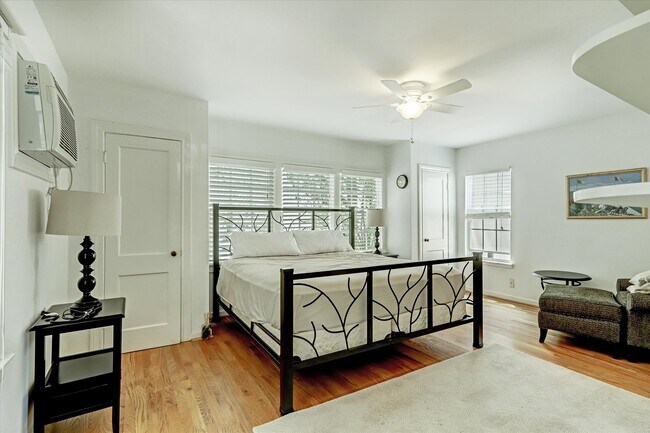 Building Photo - 2136 Pelham Dr